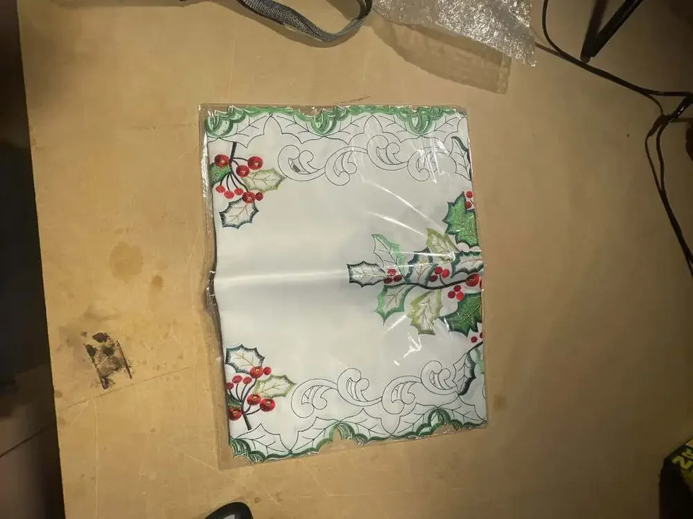 Elrene Home Fashions Vintage Holly Scallop Border Christmas Placemat